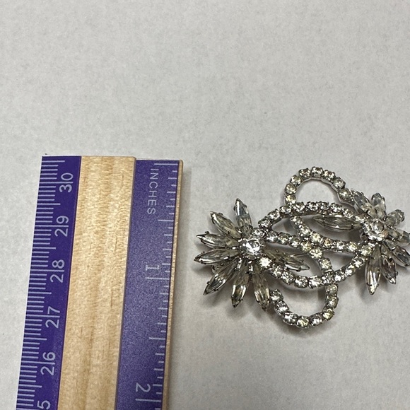 Sparkling Vintage Silver Rhinestone Floral loop Brooch - Picture 5 of 5